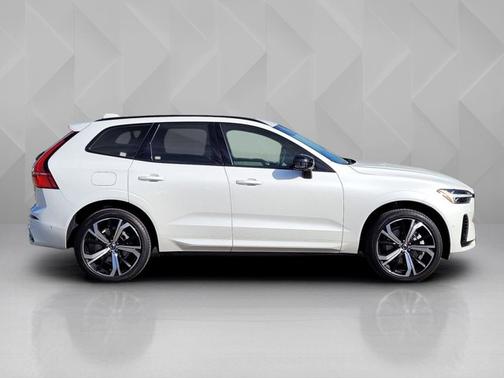 2024 Volvo XC60 Recharge Plug-In Hybrid Ultimate Dark Theme