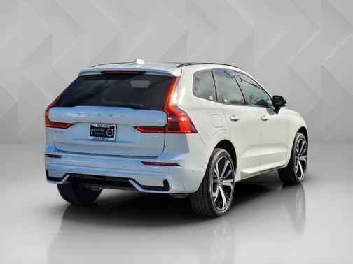 2024 Volvo XC60 Recharge Plug-In Hybrid Ultimate Dark Theme