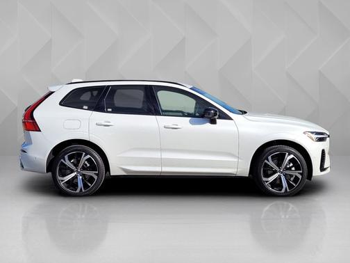 2024 Volvo XC60 Recharge Plug-In Hybrid Ultimate Dark Theme