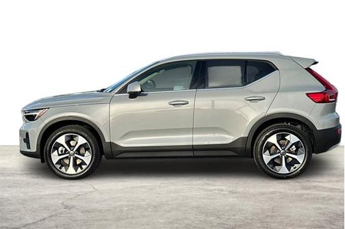 2025 Volvo XC40 Core Bright Theme