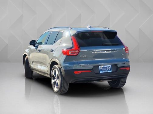 2023 Volvo XC40 Plus Dark Theme