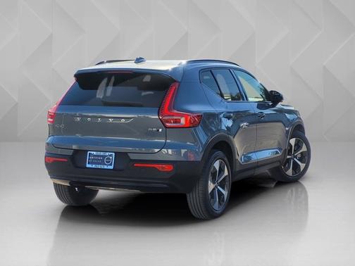 2023 Volvo XC40 Plus Dark Theme