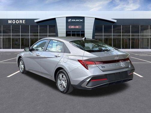 Metal 2025 Hyundai ELANTRA SE