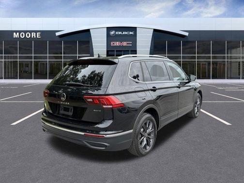 Deep Black Pearl Effect 2022 Volkswagen Tiguan 2.0T SE