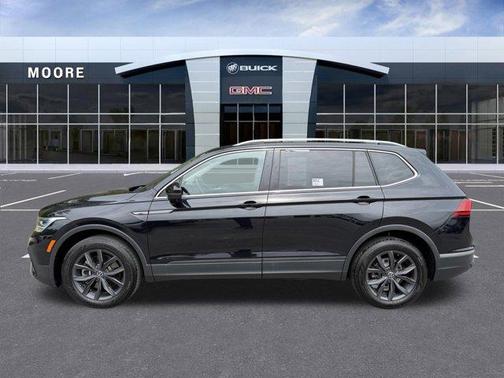 Deep Black Pearl Effect 2022 Volkswagen Tiguan 2.0T SE