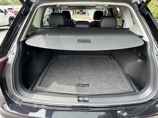 Deep Black Pearl Effect 2022 Volkswagen Tiguan 2.0T SE