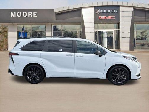 2022 Toyota Sienna XSE 7 Passenger
