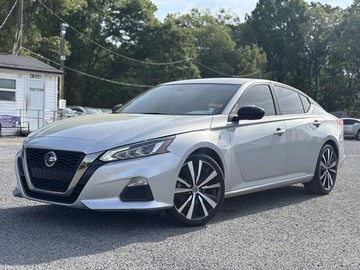 Brilliant Silver Metallic 2022 Nissan Altima SR FWD