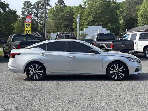 Brilliant Silver Metallic 2022 Nissan Altima SR FWD