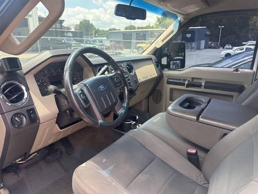 White 2010 Ford F-250 XL Super Duty Crew Cab