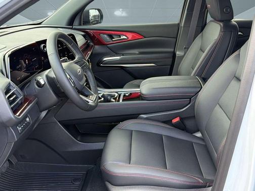 Polar White Tricoat 2026 Chevrolet Traverse AWD Z71