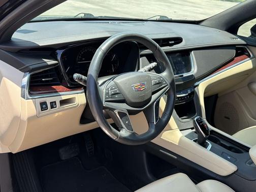 Stellar Black Metallic 2017 Cadillac XT5 Luxury