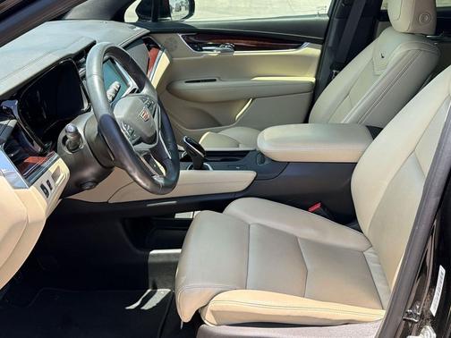Stellar Black Metallic 2017 Cadillac XT5 Luxury