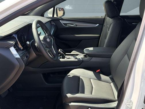 Crystal White Tricoat 2026 Cadillac XT5 Luxury