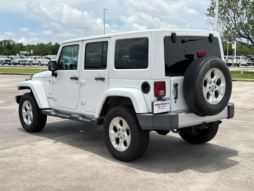 Bright White Clearcoat 2014 Jeep Wrangler Unlimited Sahara