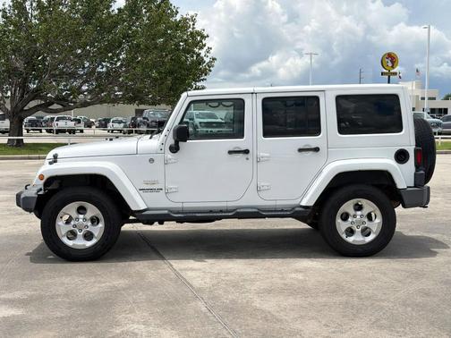 Bright White Clearcoat 2014 Jeep Wrangler Unlimited Sahara