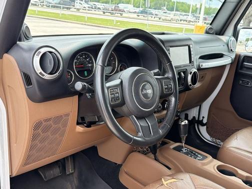 Bright White Clearcoat 2014 Jeep Wrangler Unlimited Sahara