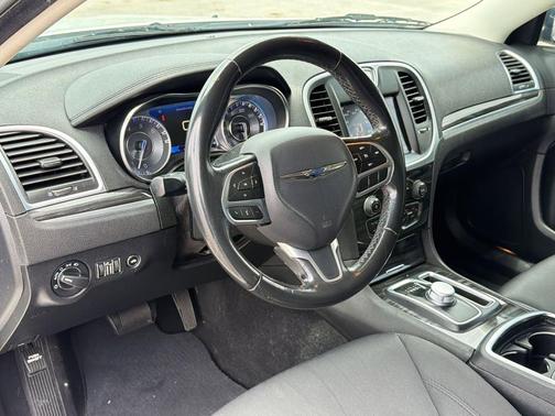 Bright White Clearcoat 2019 Chrysler 300 Touring