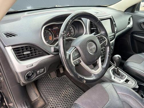 Brilliant Black Crystal Pearlcoat 2014 Jeep Cherokee Trailhawk