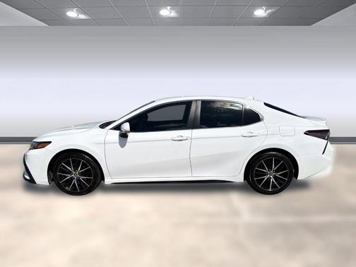 White 2022 Toyota Camry SE