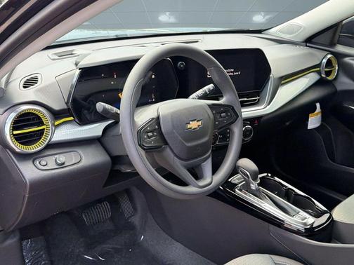 Mosaic Black Metallic 2026 Chevrolet Trax LT