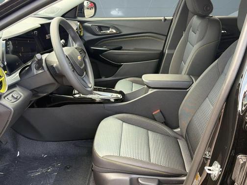 Mosaic Black Metallic 2026 Chevrolet Trax LT