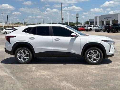 Summit White 2024 Chevrolet Trax LS