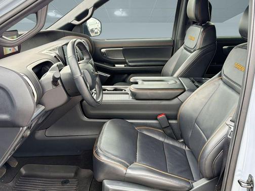 Glacier Gray Metallic TriCoat 2025 Ford Expedition Tremor