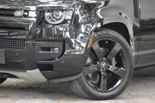 2025 Land Rover Defender 110 V8