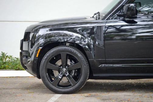 2025 Land Rover Defender 110 V8