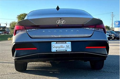 2024 Hyundai ELANTRA SE