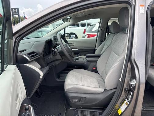 2023 Toyota Sienna LE 8 PASSENGER
