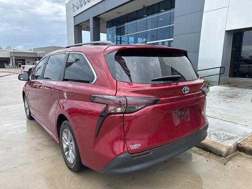 2024 Toyota Sienna XLE