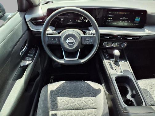 Super Black 2025 Nissan Kicks SV