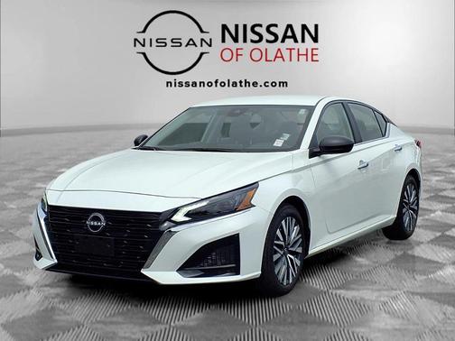 Glacier White 2025 Nissan Altima 2.5 SV