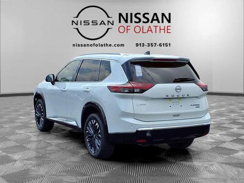 Everest White Pearl Tricoat 2026 Nissan Rogue Platinum