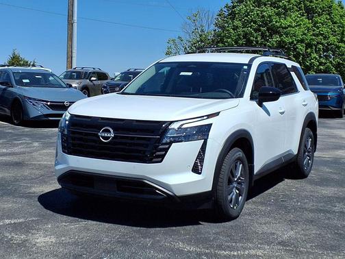 Everest White Pearl Tricoat 2026 Nissan Pathfinder SV