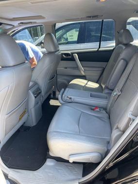 Black 2013 Toyota Highlander SE