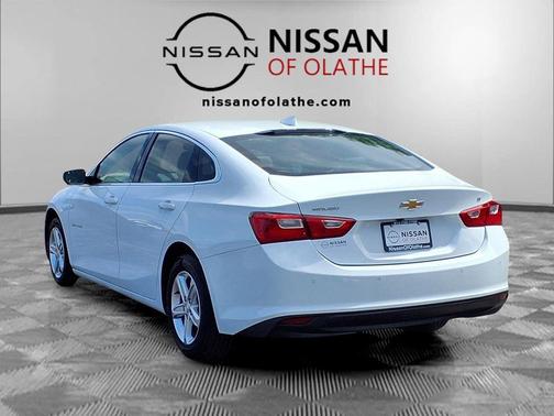 Summit White 2024 Chevrolet Malibu FWD 1LT