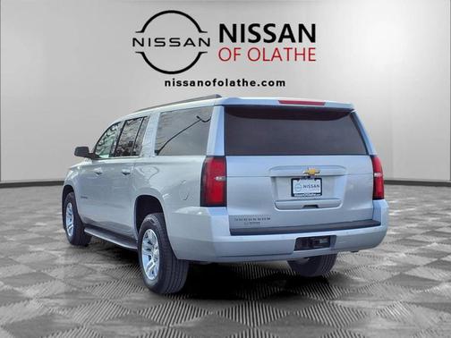 Silver Ice Metallic 2018 Chevrolet Suburban LT