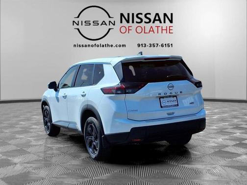 Everest White Pearl Tricoat 2026 Nissan Rogue SV