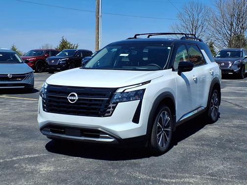 Everest White Pearl/Black 2026 Nissan Pathfinder Platinum
