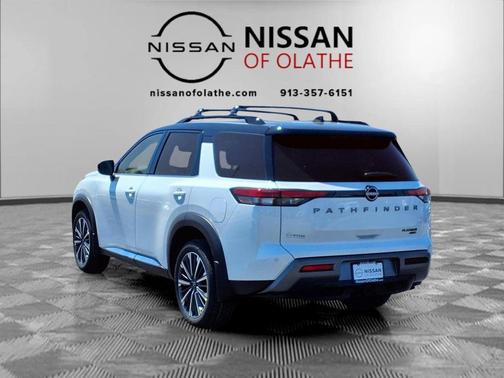 Everest White Pearl/Black 2026 Nissan Pathfinder Platinum