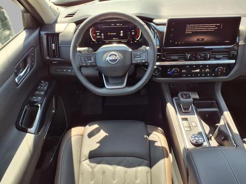 Everest White Pearl/Black 2026 Nissan Pathfinder Platinum