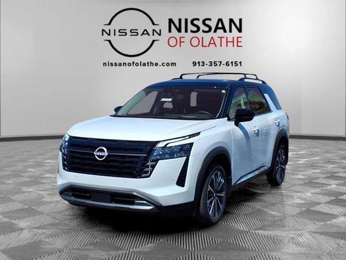 Everest White Pearl/Black 2026 Nissan Pathfinder Platinum