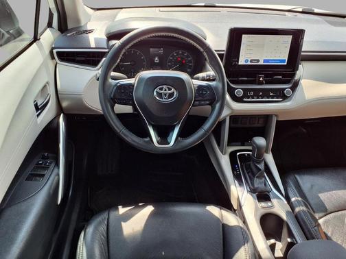 Pearl 2024 Toyota Corolla Cross LE