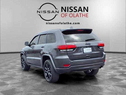 Granite Crystal Metallic Clearcoat 2018 Jeep Grand Cherokee Altitude