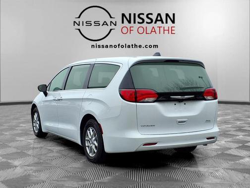 2024 Chrysler Voyager LX