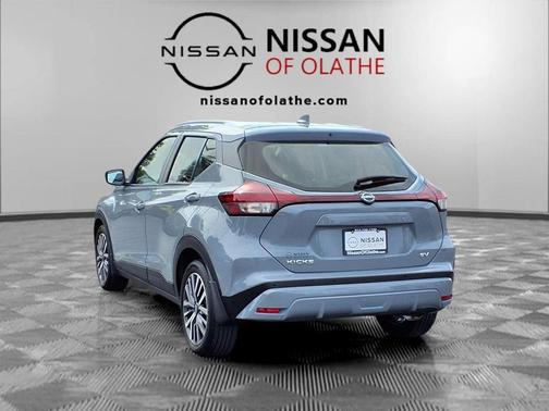 Boulder Gray Pearl 2024 Nissan Kicks SV