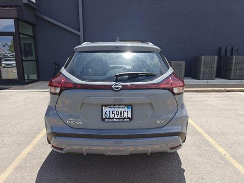 Boulder Gray Pearl 2024 Nissan Kicks SV